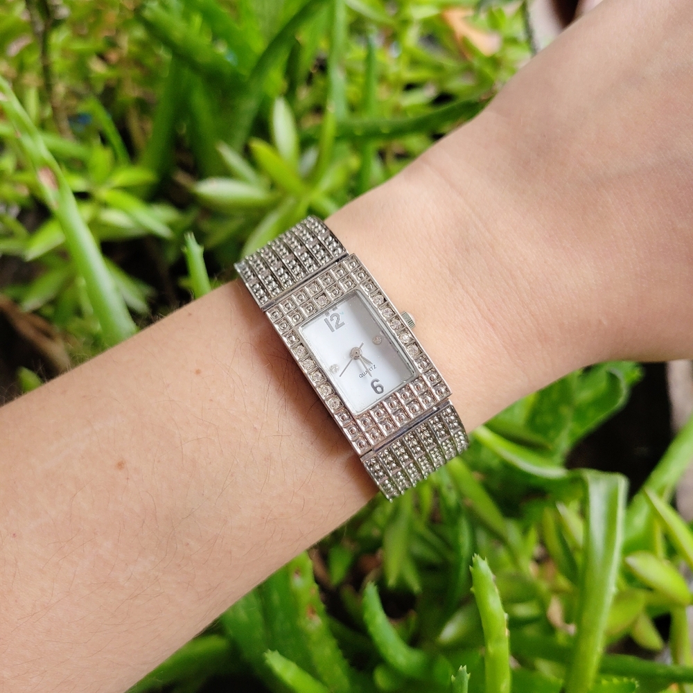 Vintage Rhinestone Dimpled Quartz Watch - Picture 4 of 9
